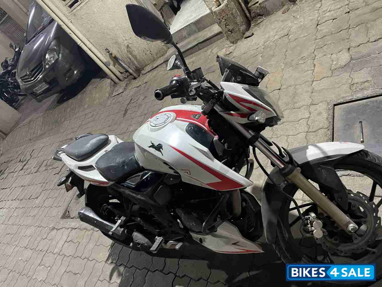 White TVS Apache RTR 200 4V