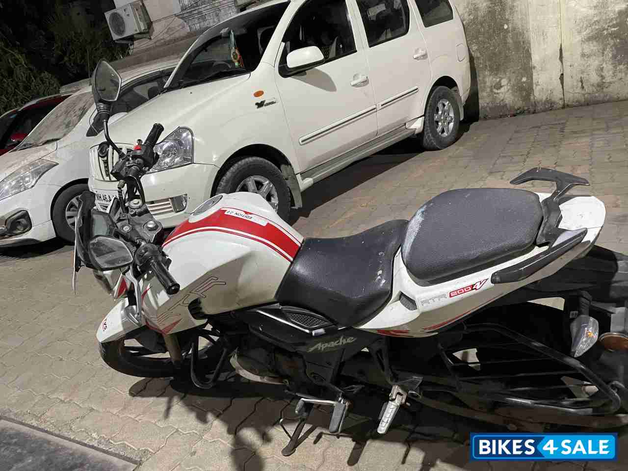 White TVS Apache RTR 200 4V