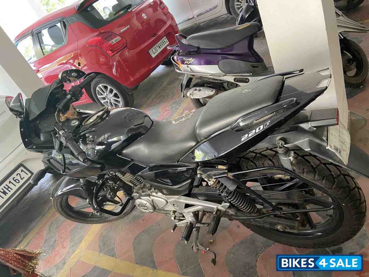 Black Bajaj Pulsar 220F