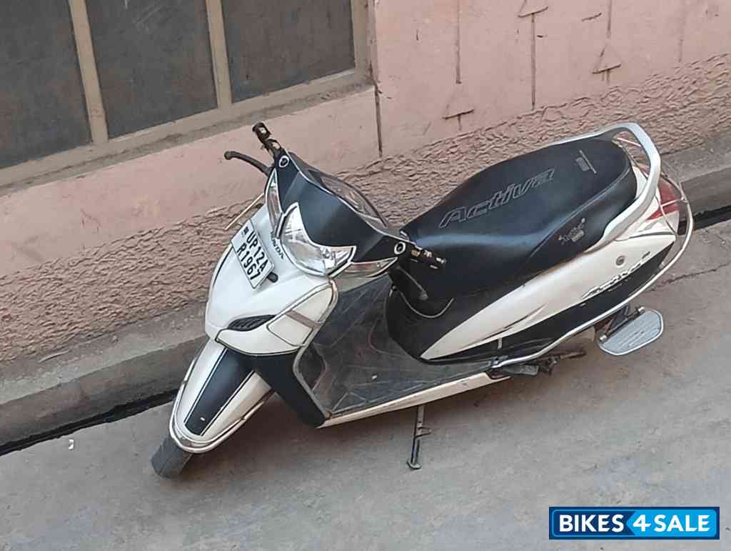 White Honda Activa 4G