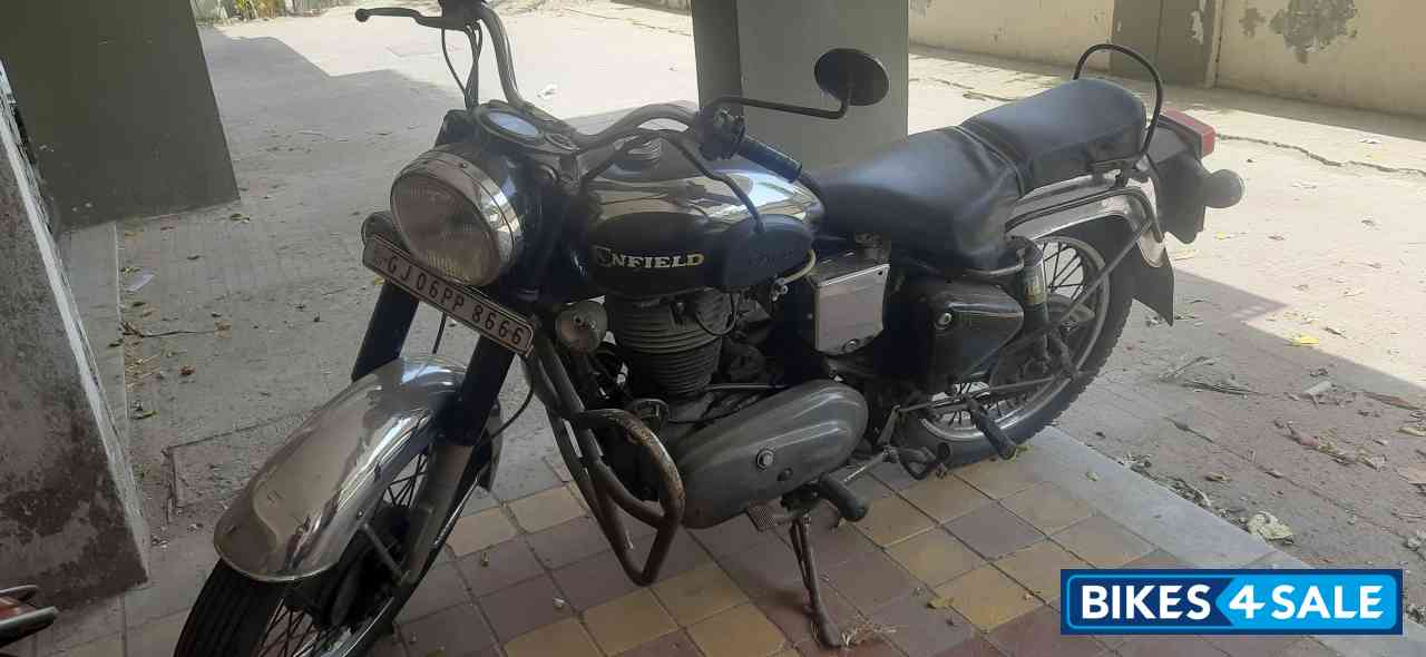 Black Royal Enfield Bullet Standard 350