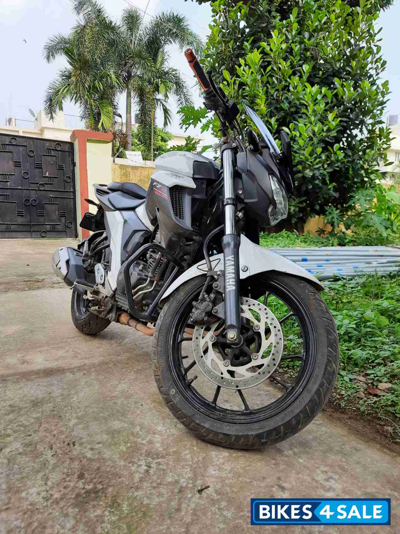 White Yamaha FZ25