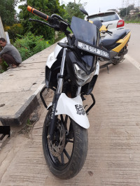 White Yamaha FZ25