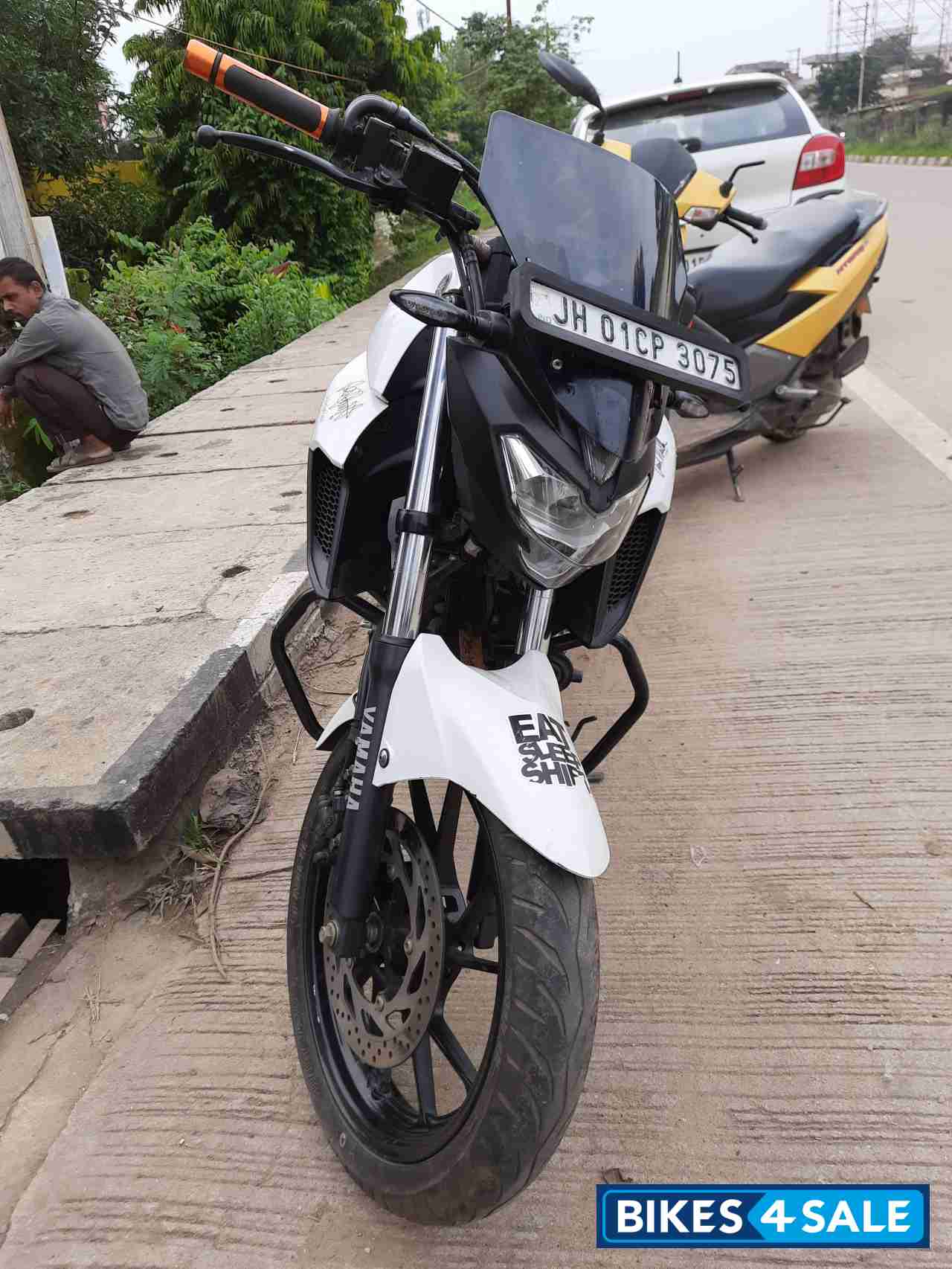 White Yamaha FZ25
