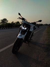 White Yamaha FZ25