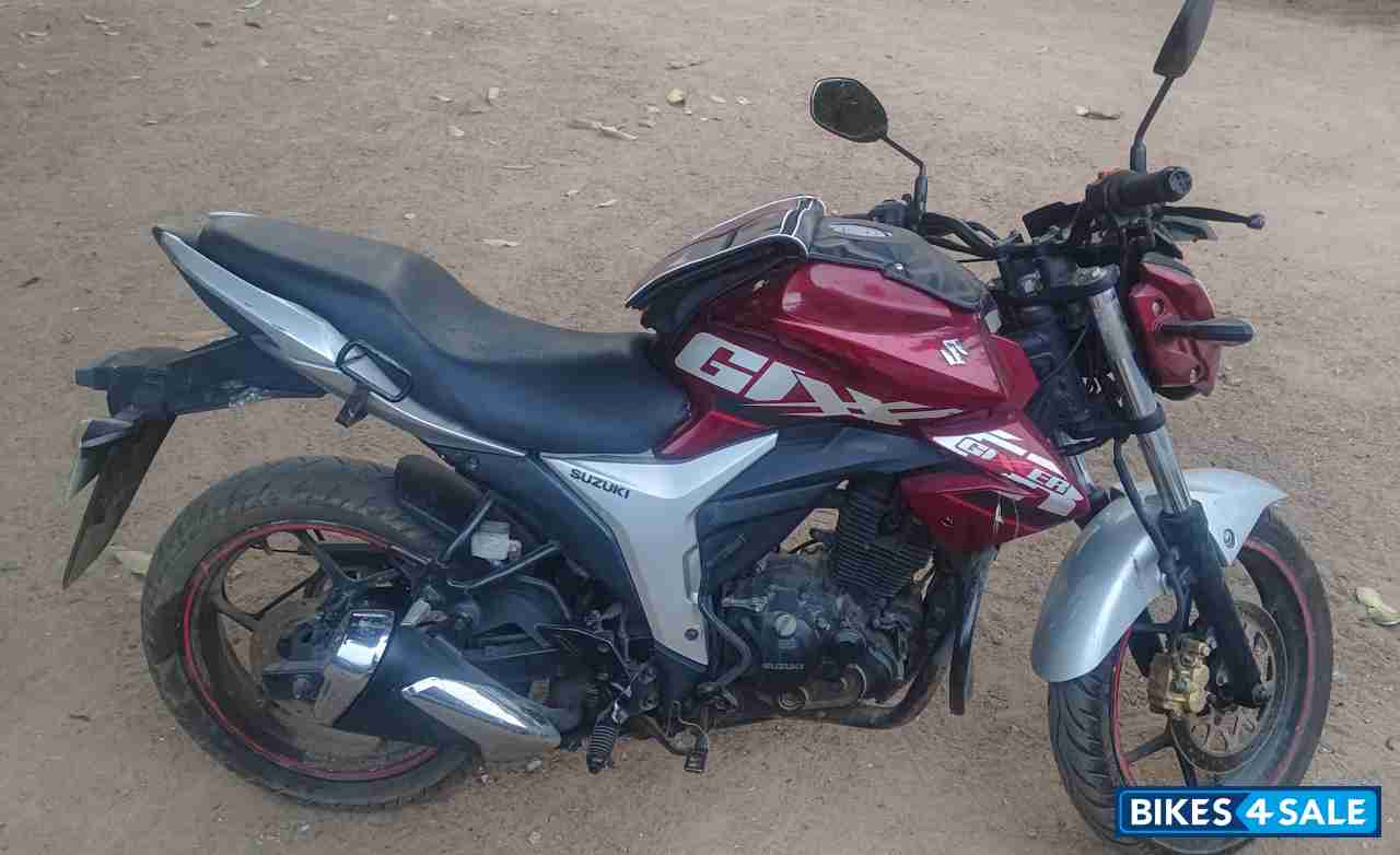 Maroon Suzuki Gixxer 150