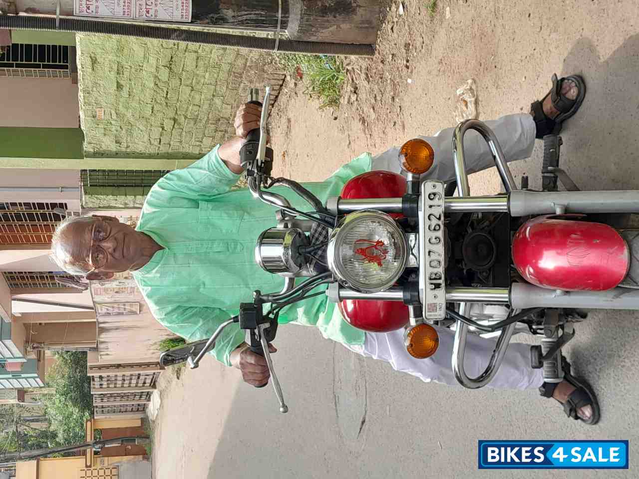 Red Bajaj Avenger 220 DTS-i