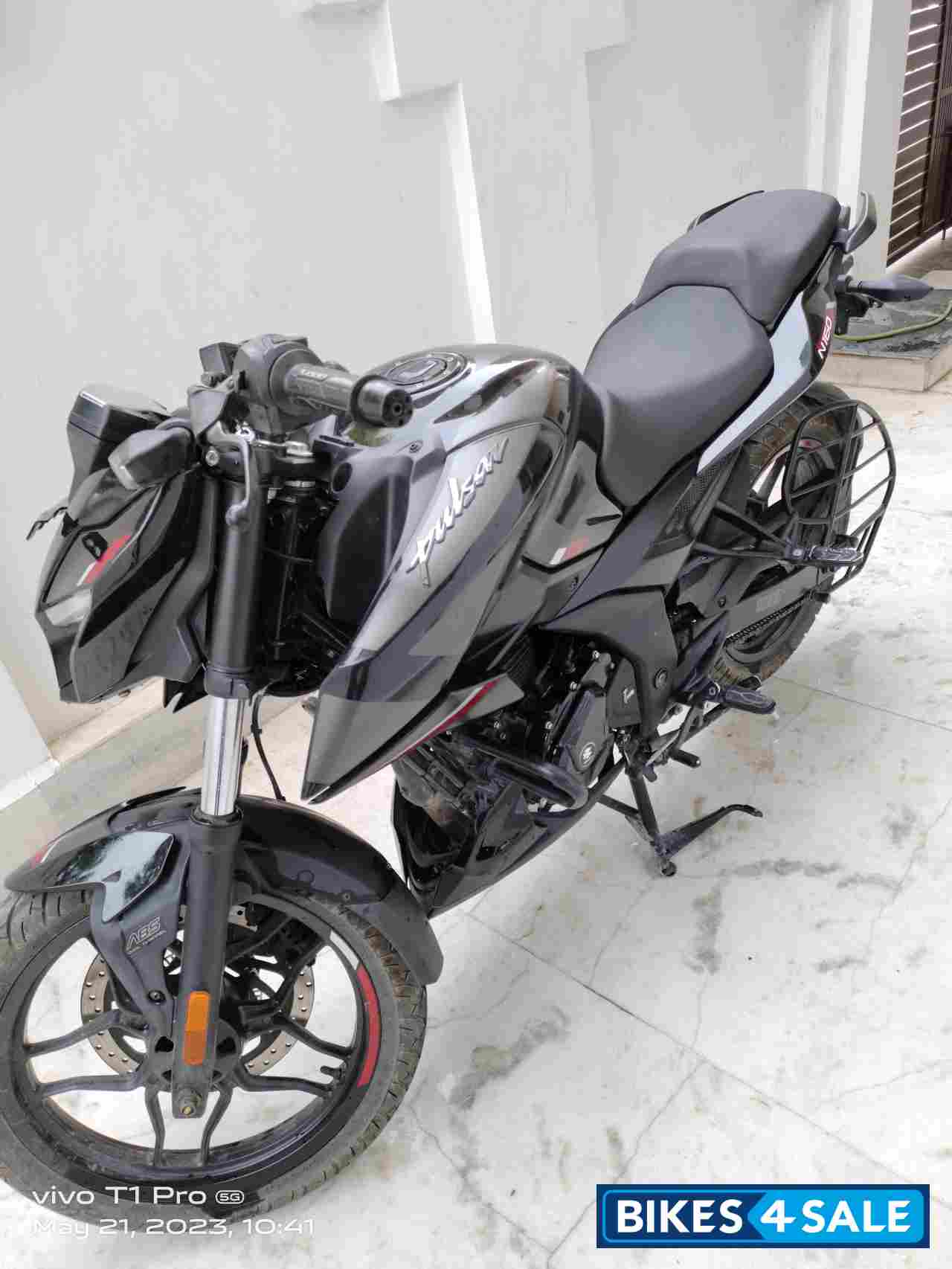 Brooklyn Black Bajaj Pulsar N160 Dual Channel ABS