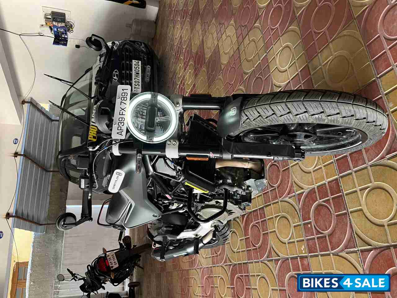 Black Husqvarna Svartpilen 250