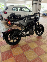 Black Husqvarna Svartpilen 250