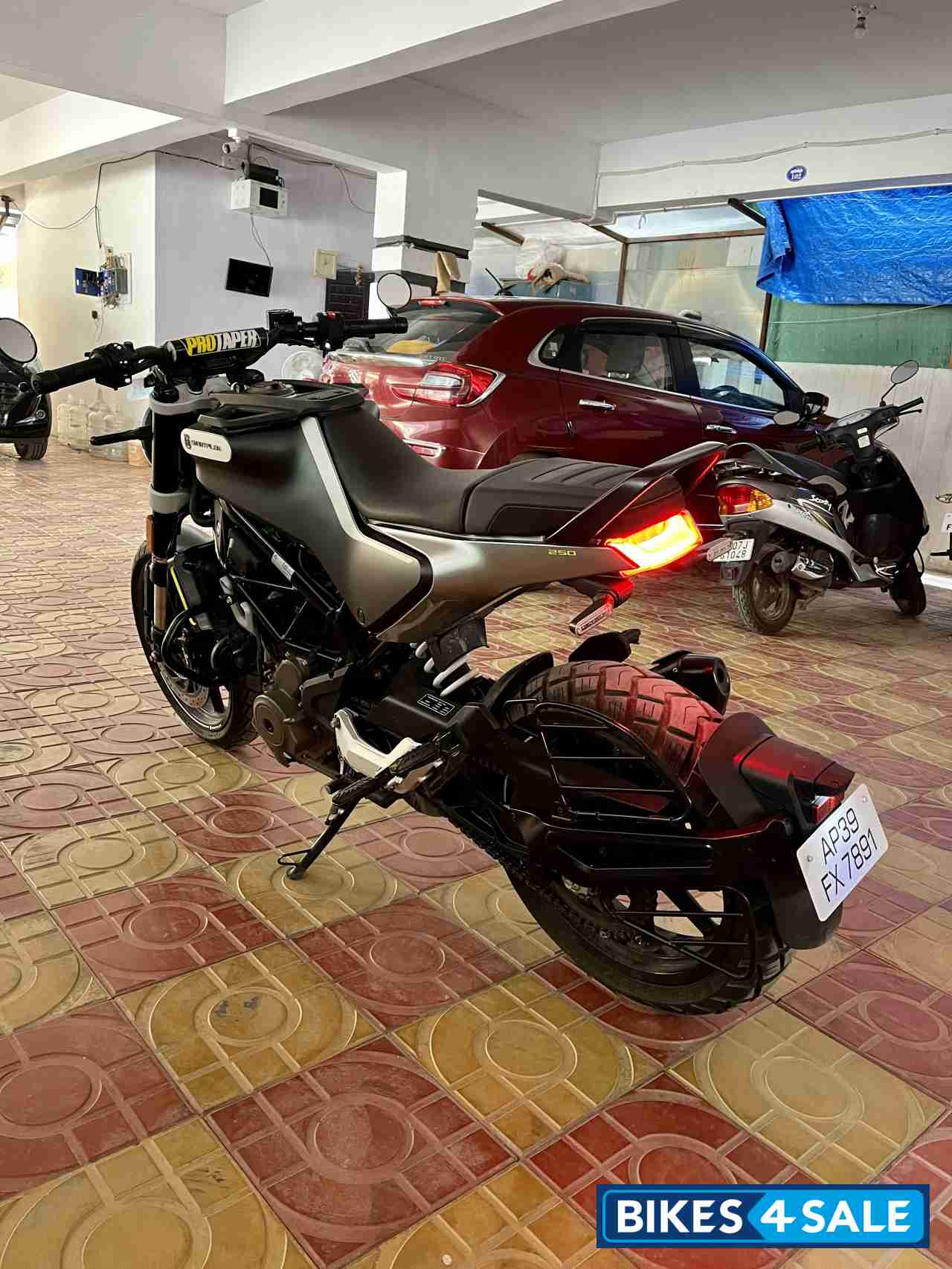 Black Husqvarna Svartpilen 250 Black Husqvarna Svartpilen 250