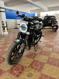 Black Husqvarna Svartpilen 250