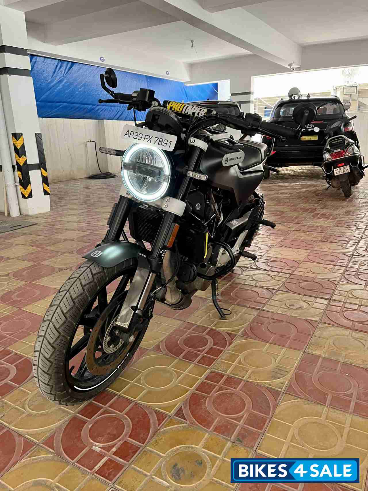 Black Husqvarna Svartpilen 250 Black Husqvarna Svartpilen 250