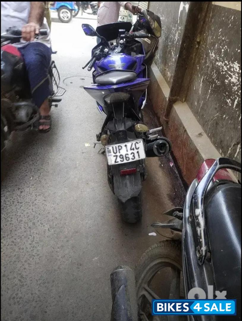 Blue Yamaha YZF R15 Blue Yamaha YZF R15