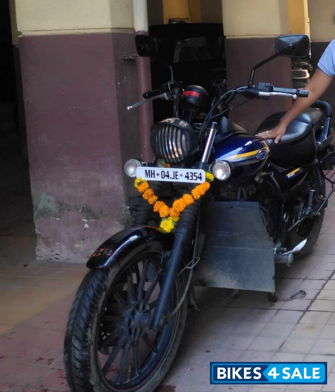 Blue Bajaj Avenger Street 150