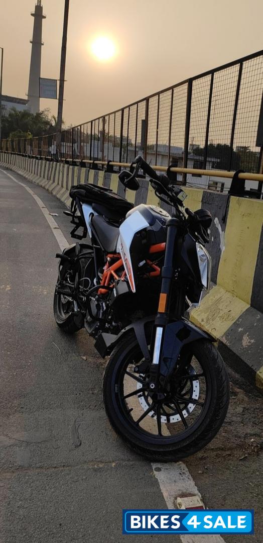 Black & White KTM Duke 125