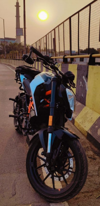 Black & White KTM Duke 125