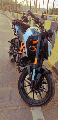 Black & White KTM Duke 125