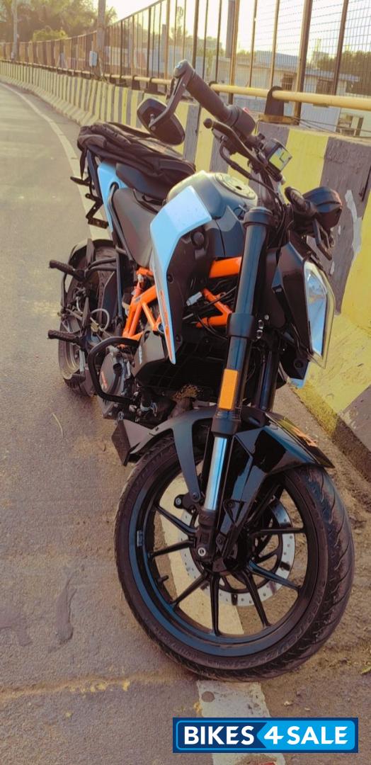 Black & White KTM Duke 125 Black & White KTM Duke 125