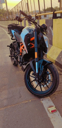 Black & White KTM Duke 125