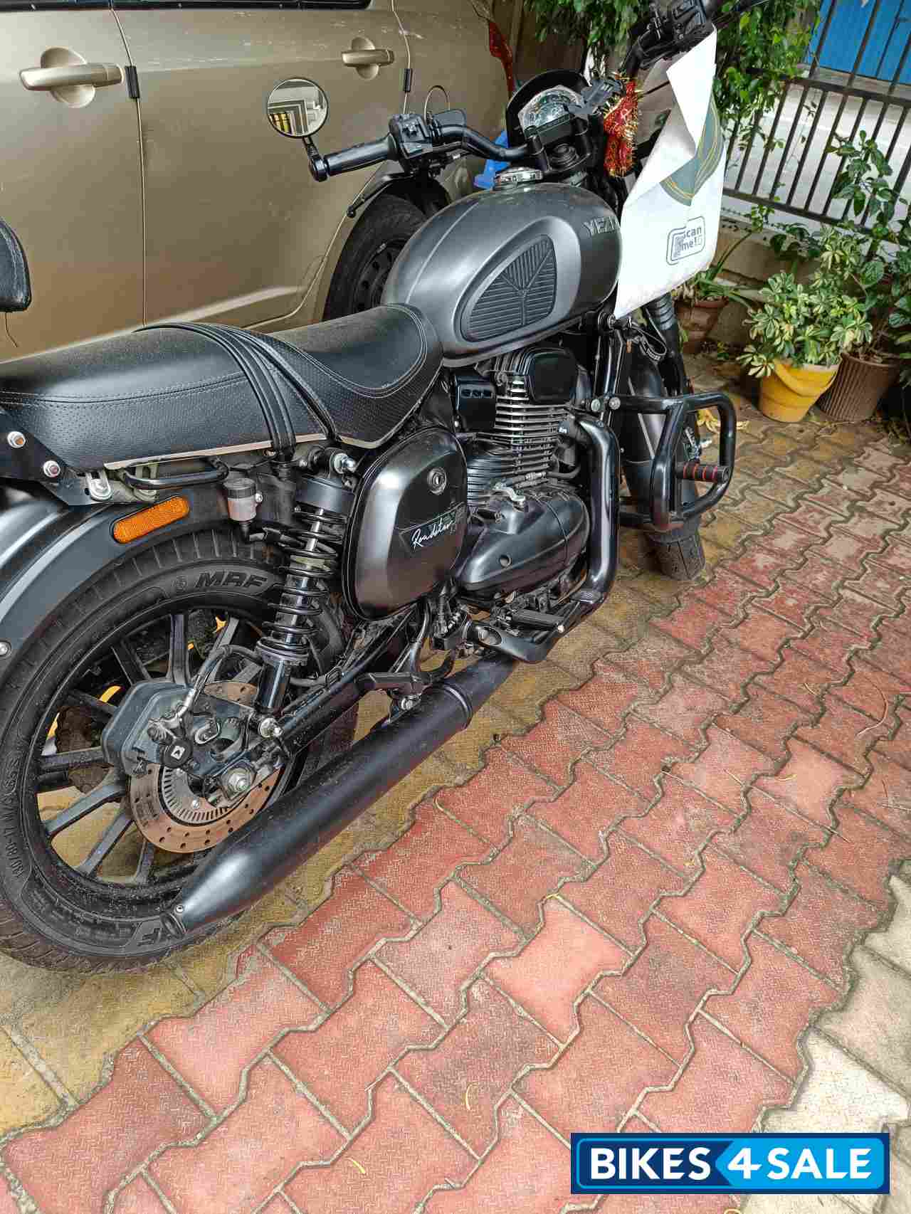 Yezdi Roadster SMOKE GRAY