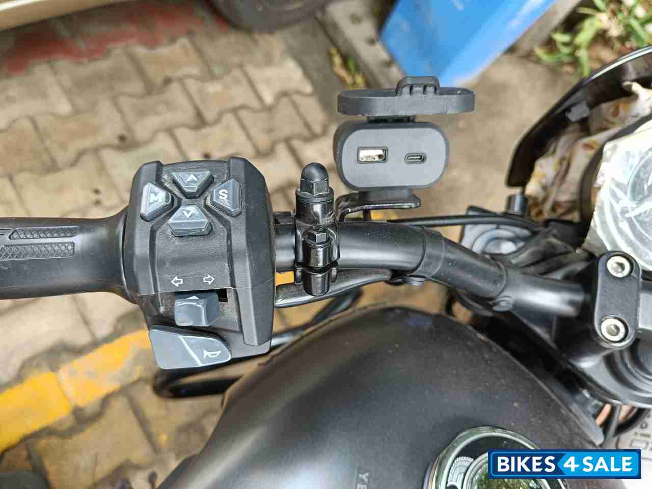 Yezdi Roadster SMOKE GRAY