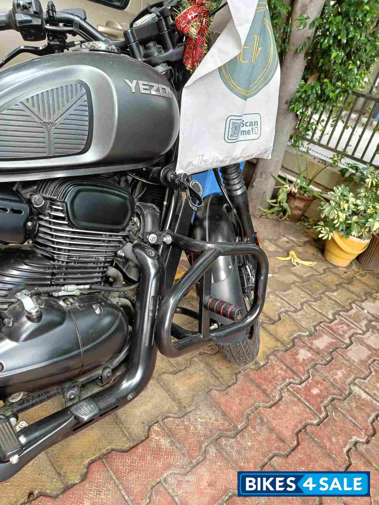 Yezdi Roadster SMOKE GRAY