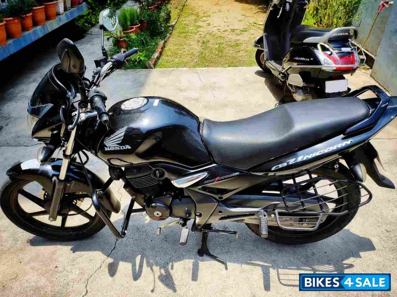 Black Honda CB Unicorn