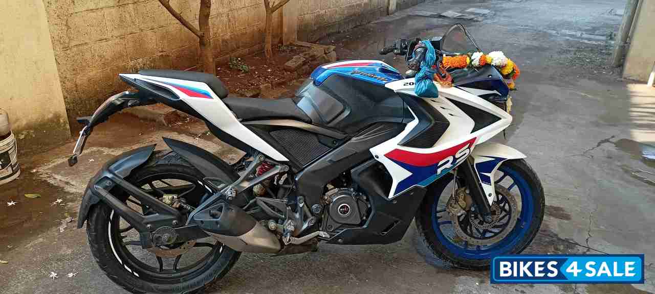 Bajaj Pulsar RS 200 ABS