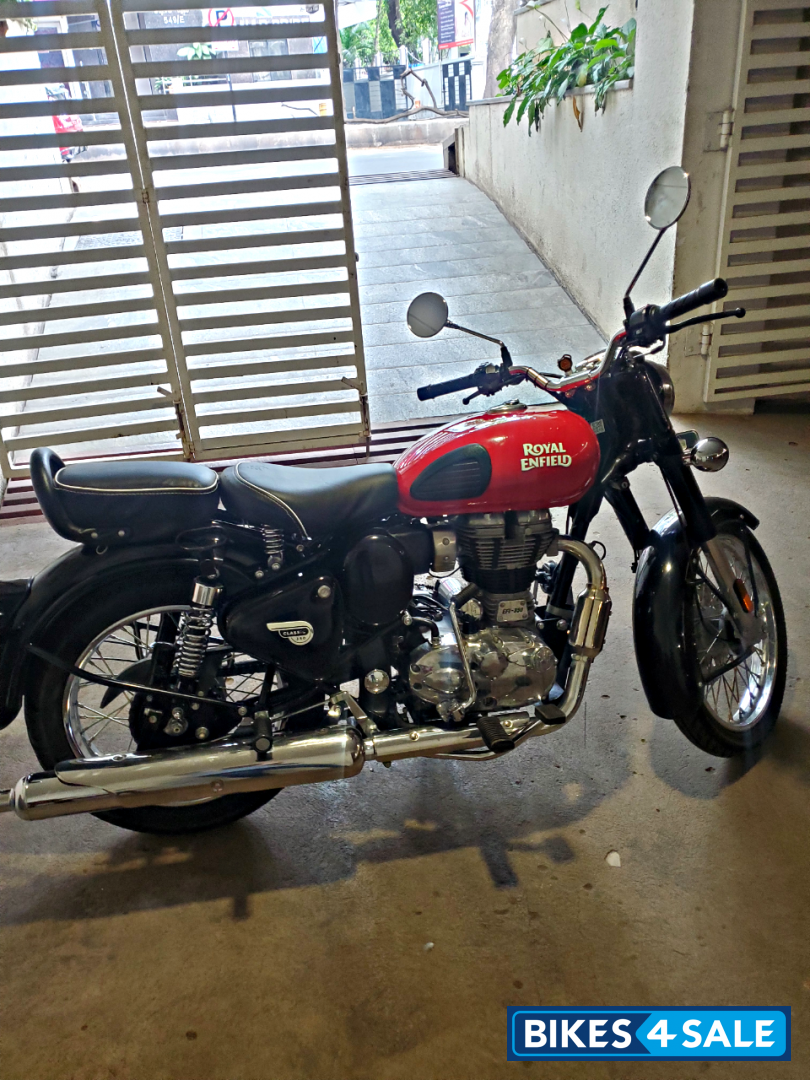 Blazing Red Royal Enfield Classic 350 Single Channel BS6 Blazing Red Royal Enfield Classic 350 Single Channel BS6