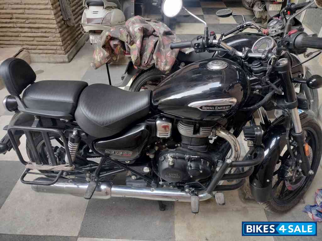 Black Royal Enfield Meteor 350