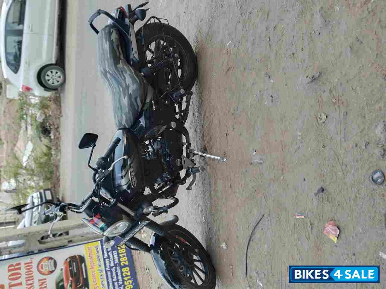 Black Bajaj Avenger Street 160 BS6