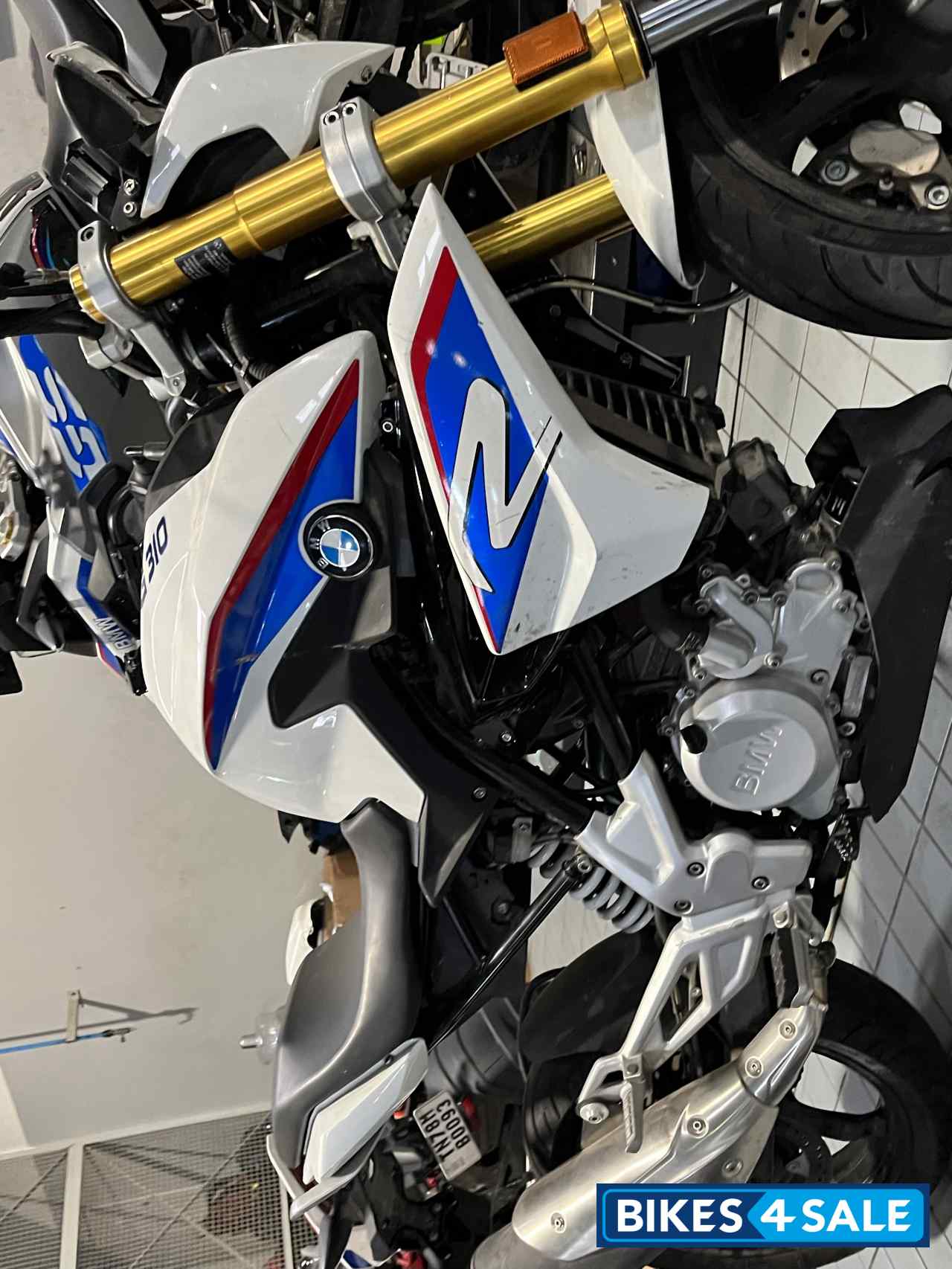 White Metallic BMW G 310 R