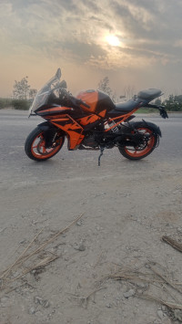 Ebony Black Met KTM RC 200
