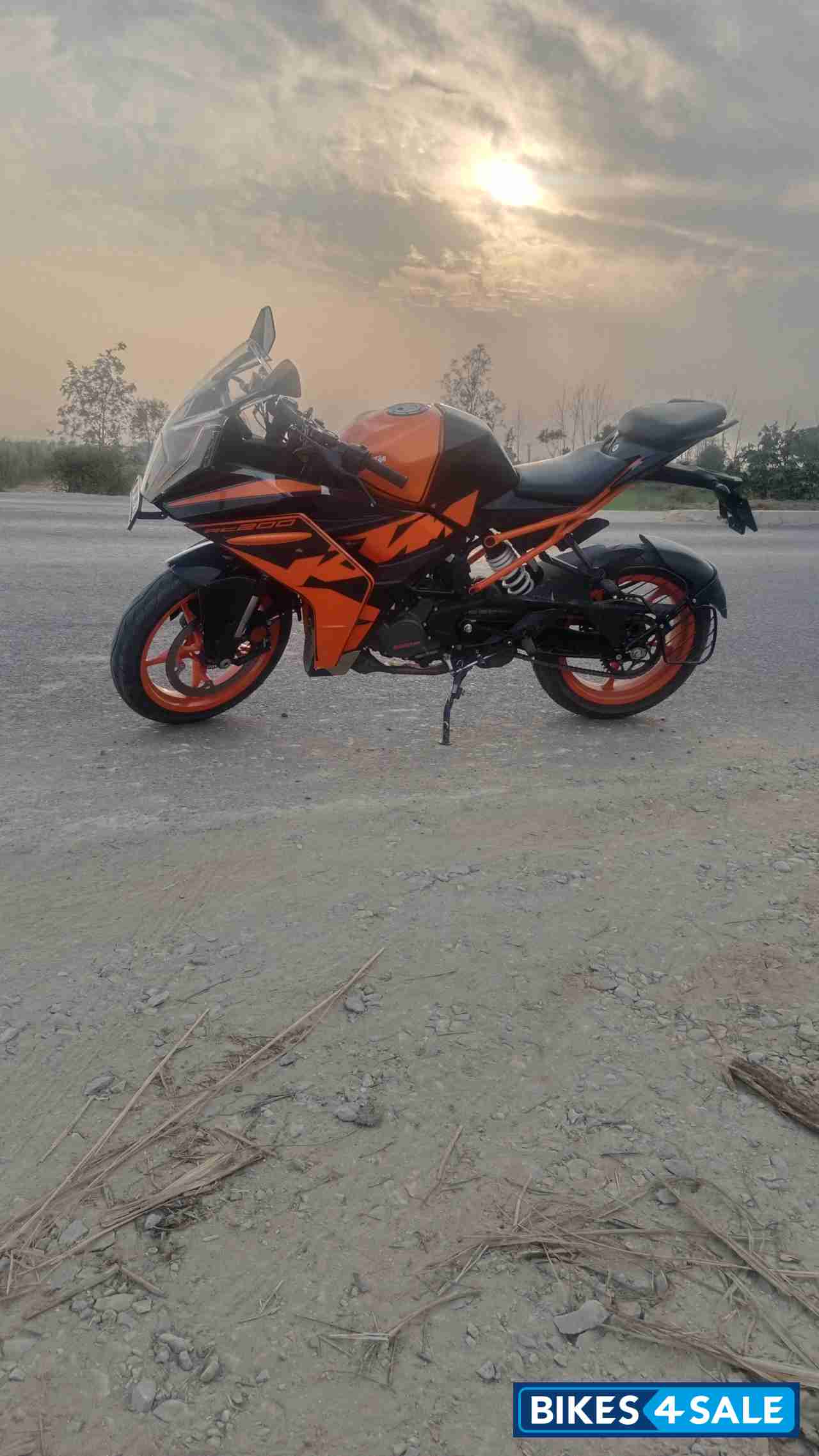 Ebony Black Met KTM RC 200