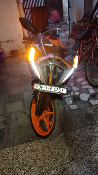 Ebony Black Met KTM RC 200