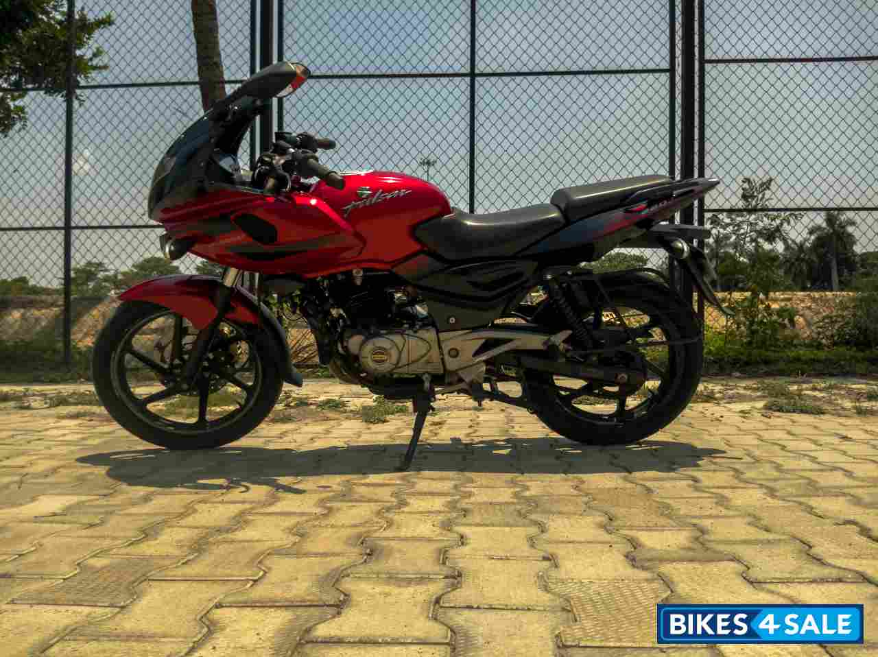 Red Bajaj Pulsar 220 DTSi