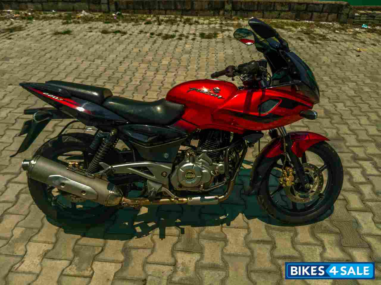 Red Bajaj Pulsar 220 DTSi