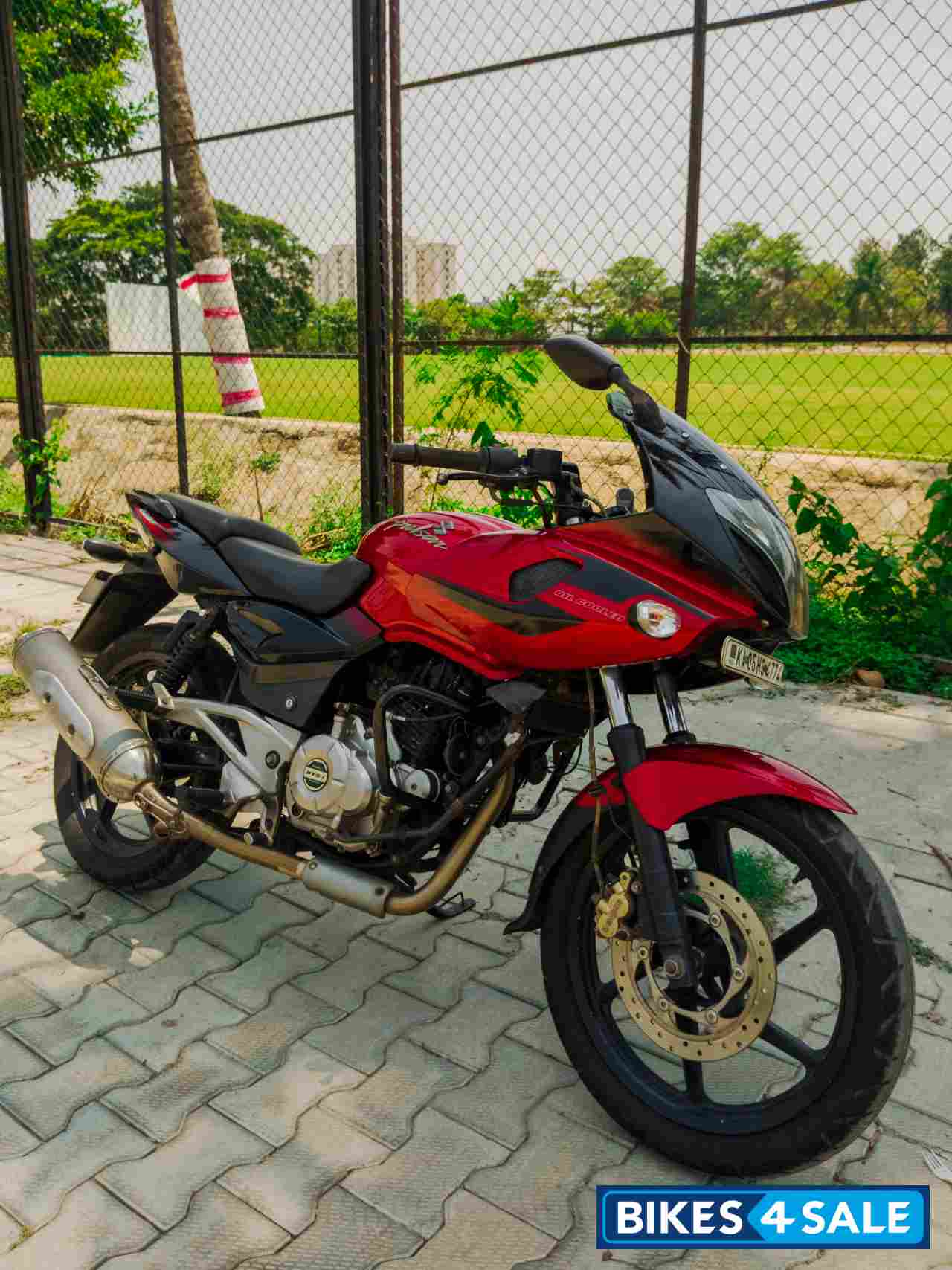 Red Bajaj Pulsar 220 DTSi