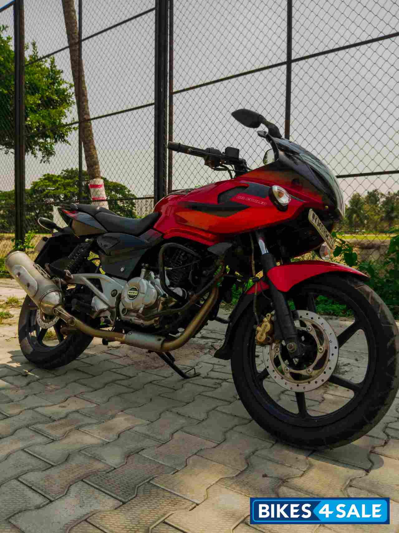 Red Bajaj Pulsar 220 DTSi