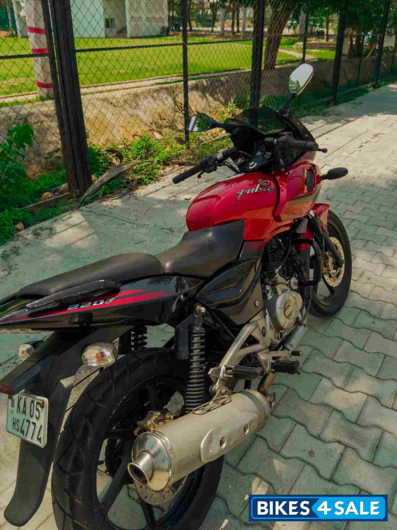 Red Bajaj Pulsar 220 DTSi