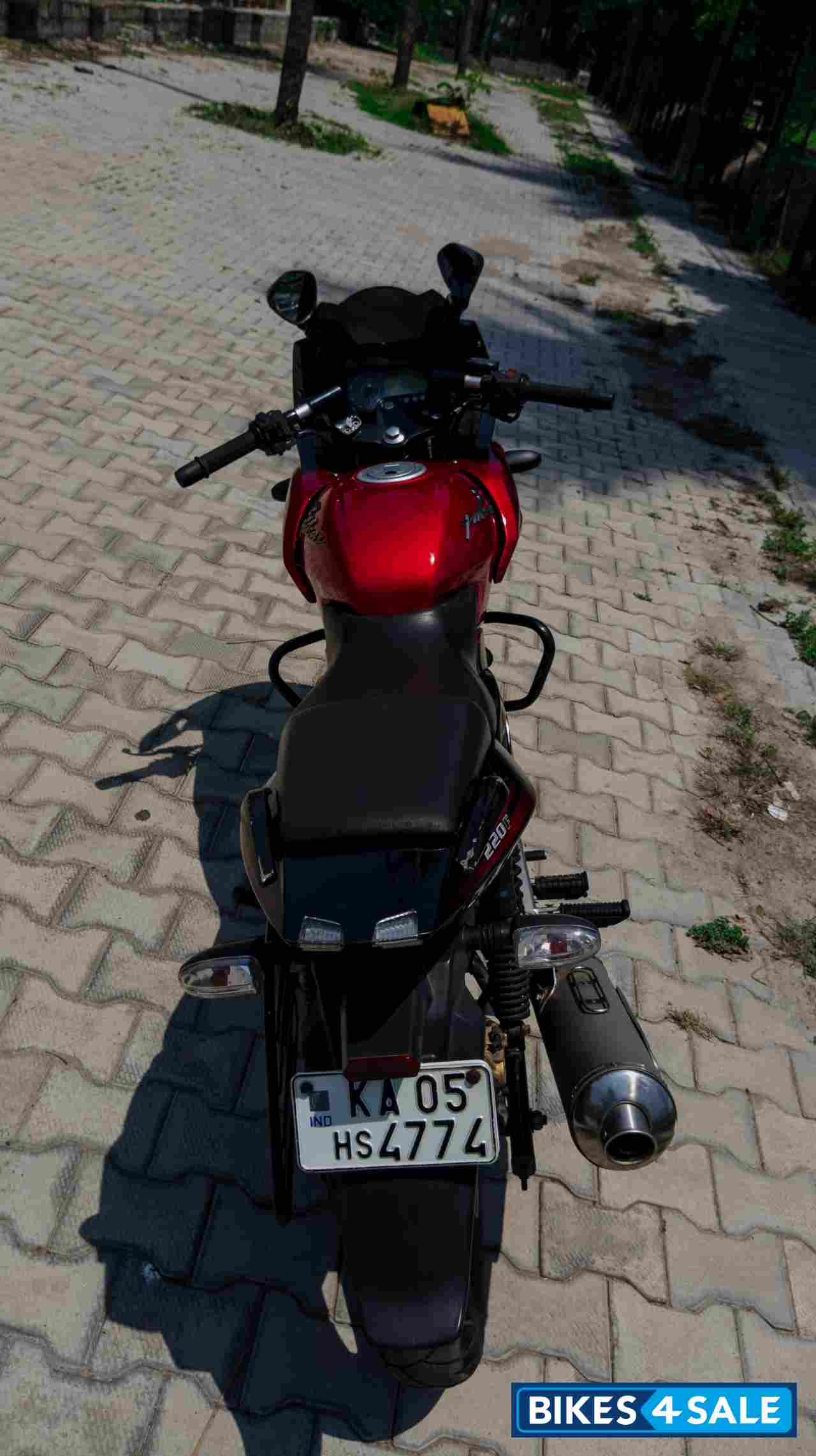 Red Bajaj Pulsar 220 DTSi