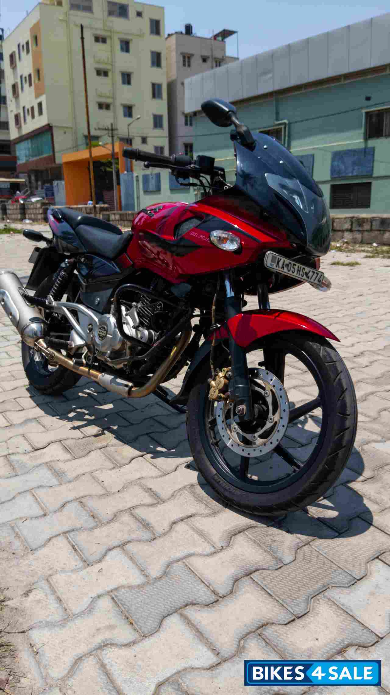 Red Bajaj Pulsar 220 DTSi