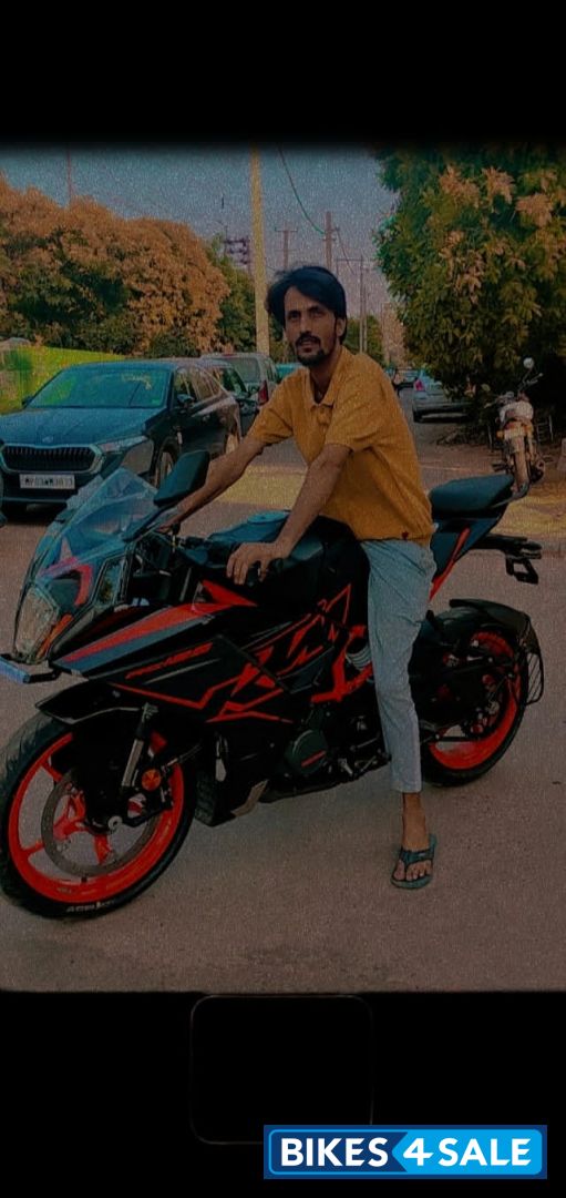 Black KTM RC 125 2022