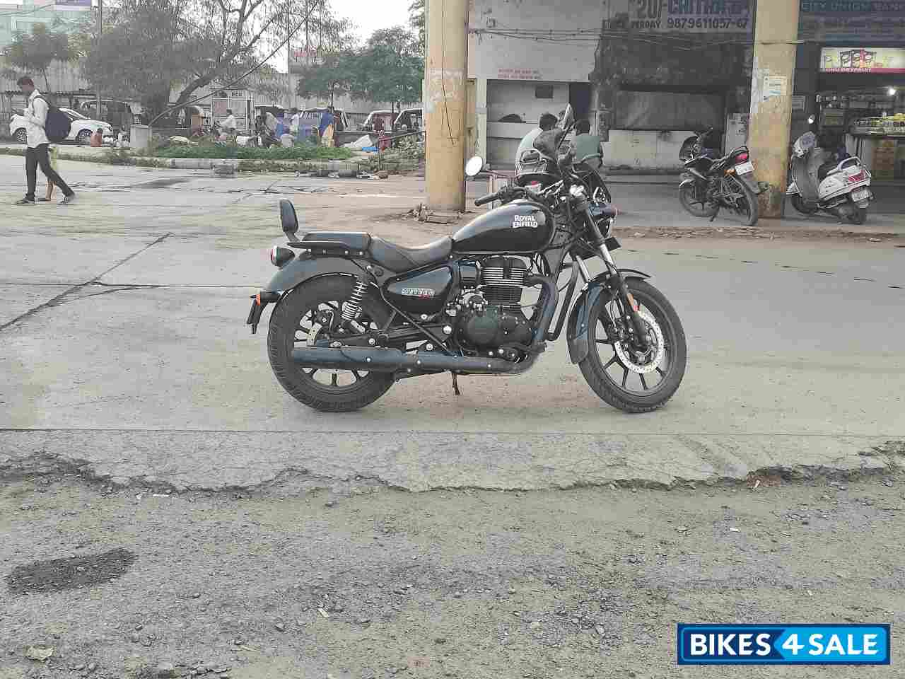 Black Royal Enfield Meteor 350