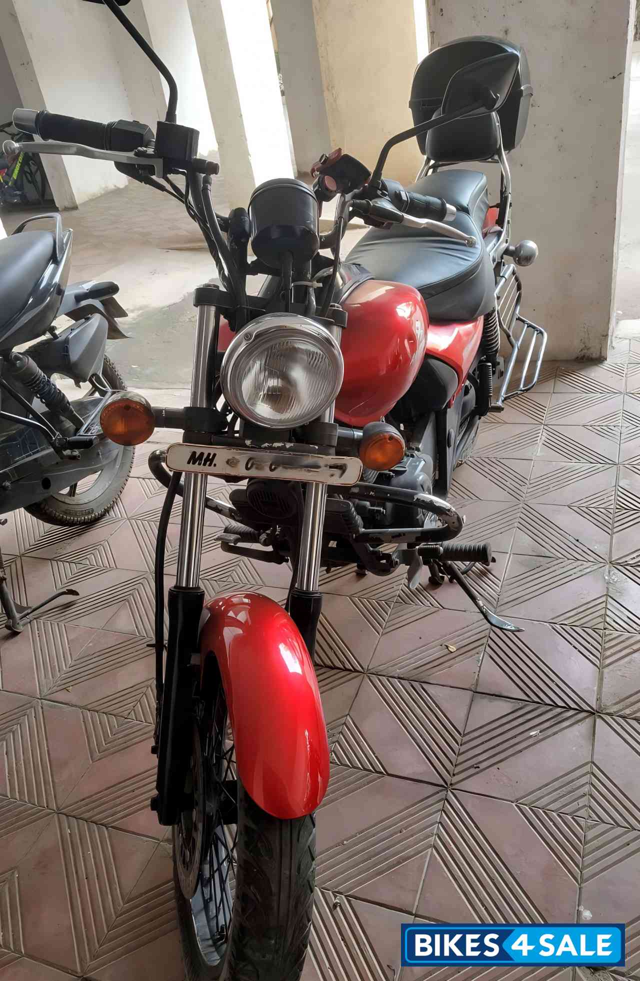 Red Bajaj Avenger 220 DTS-i