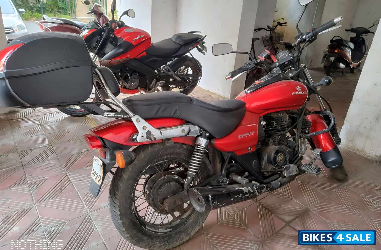 Red Bajaj Avenger 220 DTS-i