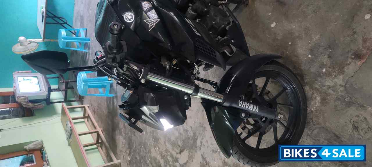 Black Yamaha FZS 25 2022