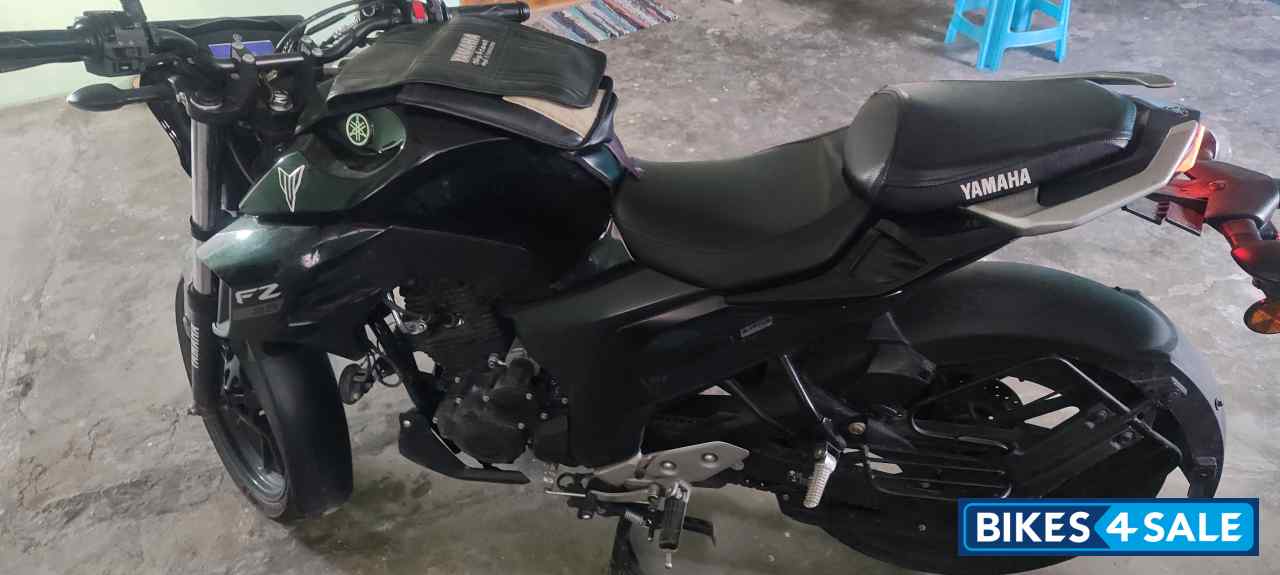 Black Yamaha FZS 25 2022