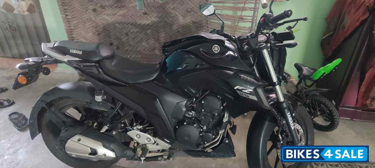 Black Yamaha FZS 25 2022